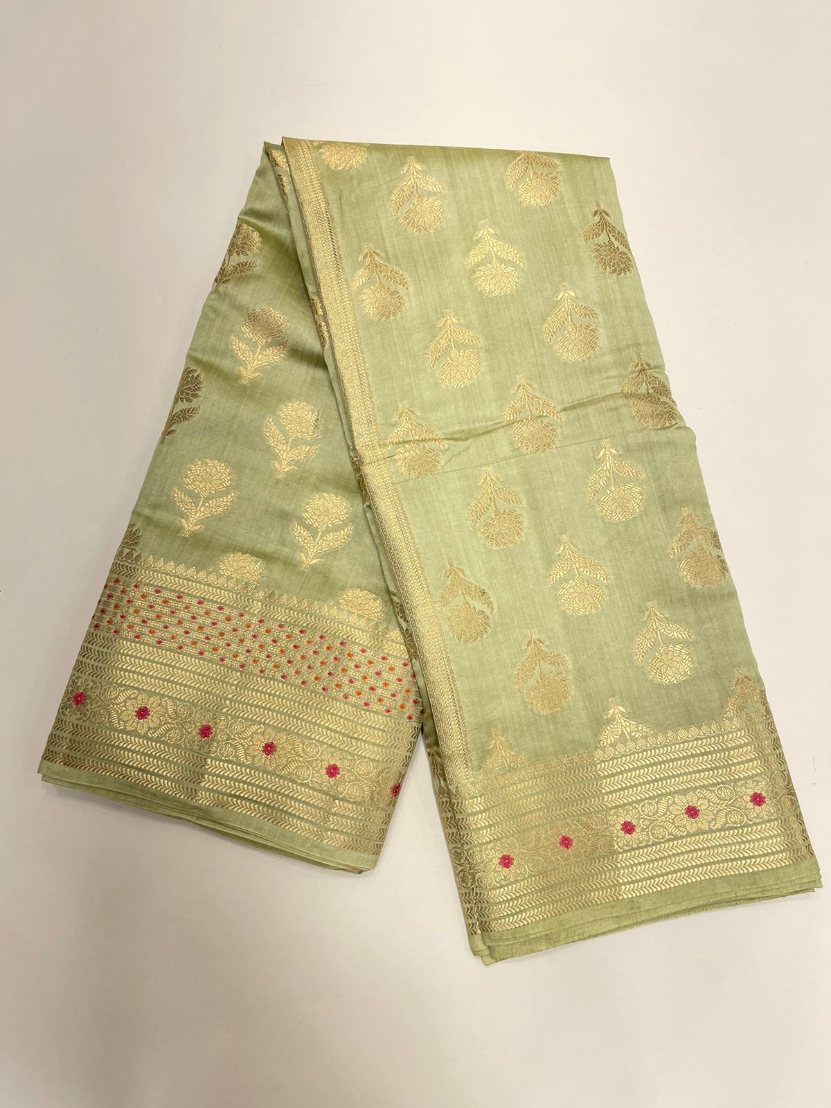 Enchanting Elegance: Faishana's Pure Silk Handloom Olive Green Chiniya Silk Gold Floral Zari Booti with Minakari Zari Border Saree