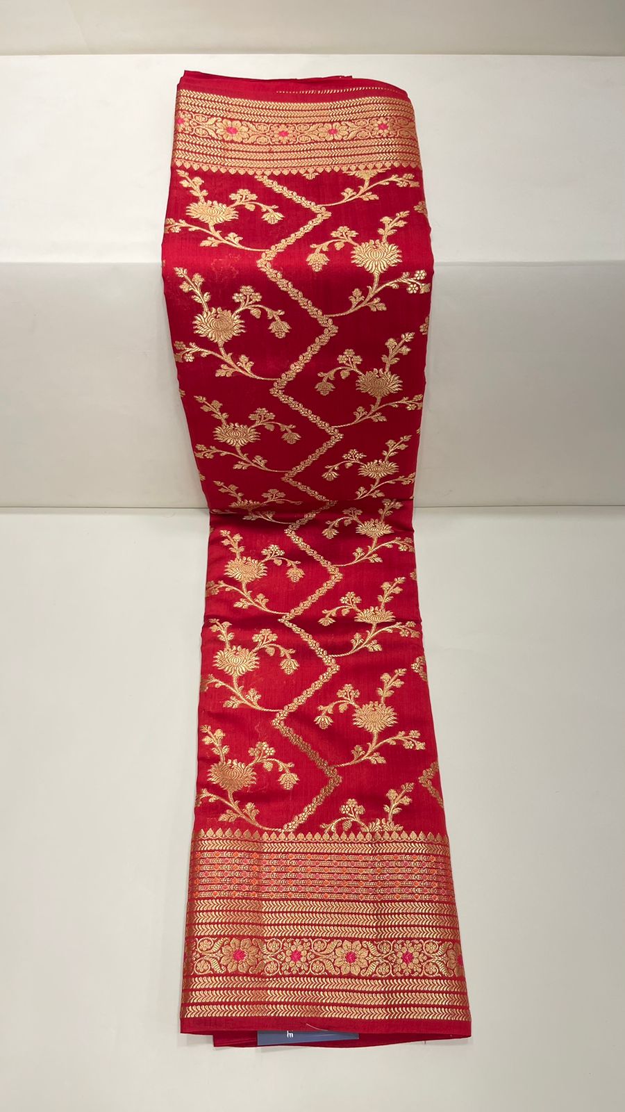Ravishing Elegance: Faishana's Pure Silk Handloom Red Pure Chiniya Silk Tilfi Zari Jaal Zig-Zag with Minakari Zari Border & Red Blouse Piece