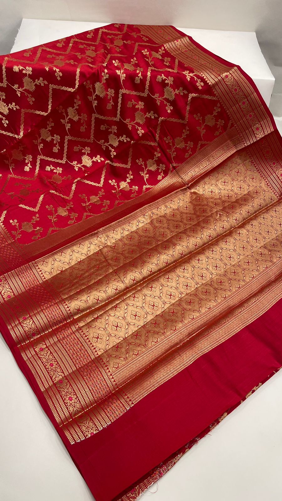 Ravishing Elegance: Faishana's Pure Silk Handloom Red Pure Chiniya Silk Tilfi Zari Jaal Zig-Zag with Minakari Zari Border & Red Blouse Piece