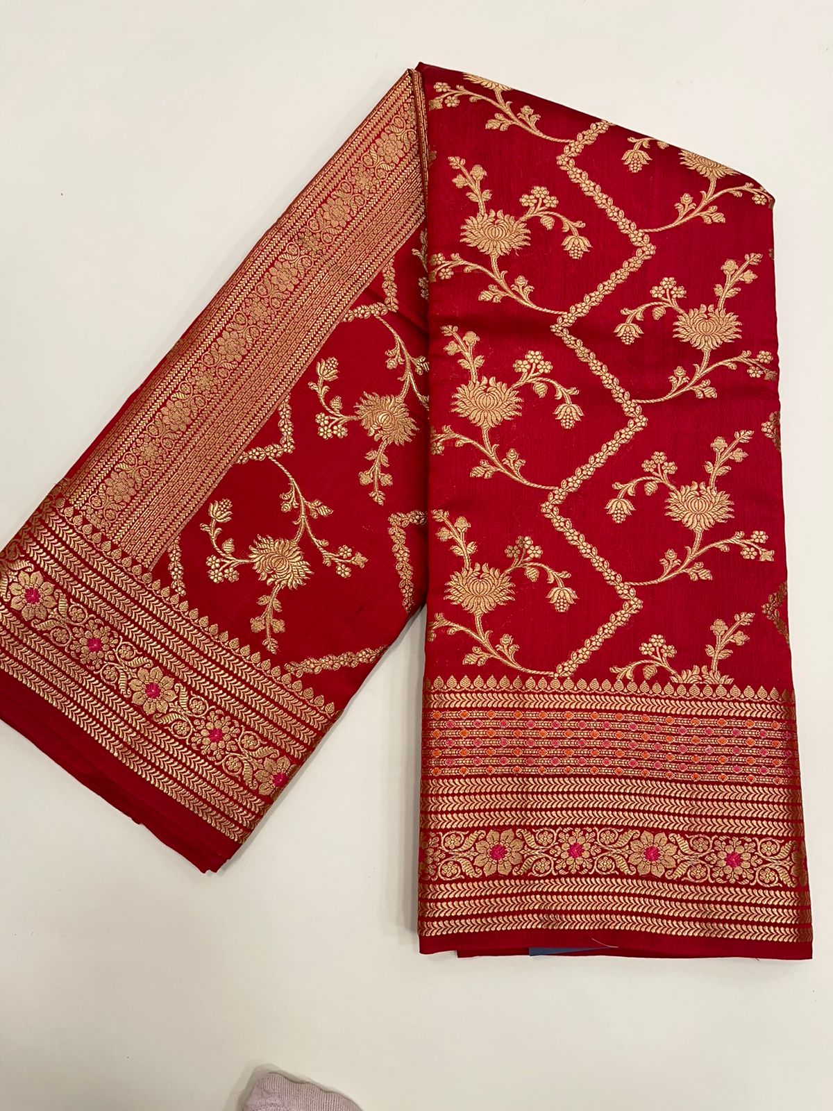 Ravishing Elegance: Faishana's Pure Silk Handloom Red Pure Chiniya Silk Tilfi Zari Jaal Zig-Zag with Minakari Zari Border & Red Blouse Piece