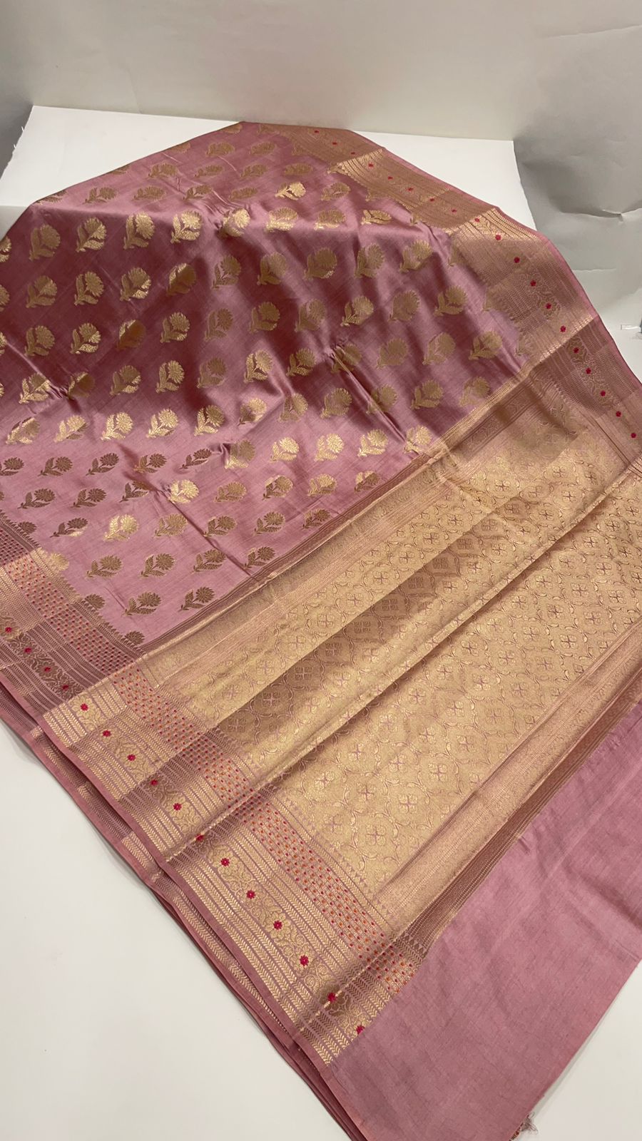 Regal Elegance: Faishana's Pure Silk Handloom Muave Chiniya Silk Gold Floral Zari Booti with Minakari Zari Border Saree and Mauve Blouse