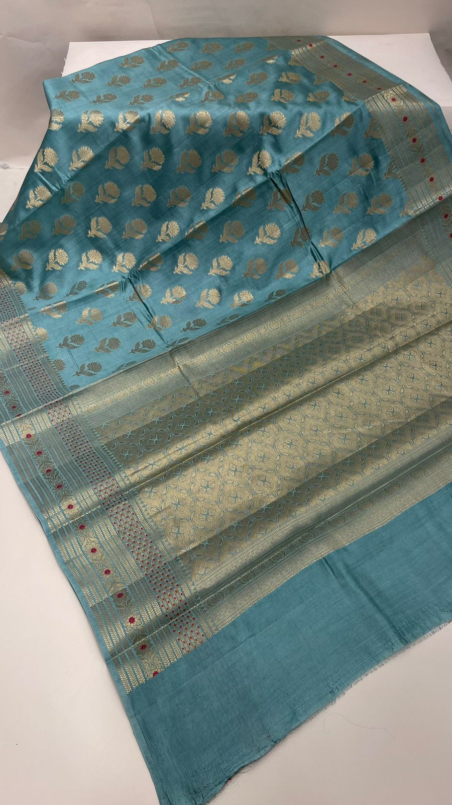 Seamless Elegance: Faishana's Exquisite Seagreen Chiniya Silk Gold Floral Zari Booti and Minakari Zari Border Saree