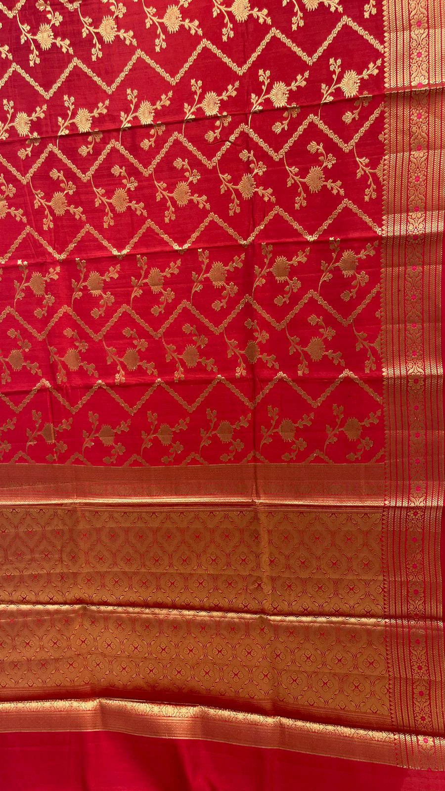 Ravishing Elegance: Faishana's Pure Silk Handloom Red Pure Chiniya Silk Tilfi Zari Jaal Zig-Zag with Minakari Zari Border & Red Blouse Piece