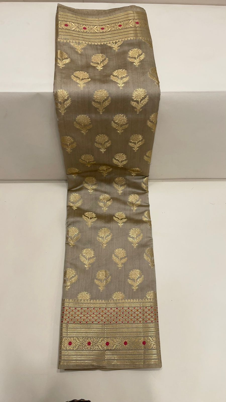 Exquisite Elegance: Faishana Pure Silk Handloom Grey Chiniya Silk Gold Floral Zari Booti with Minakari Border & Grey Blouse