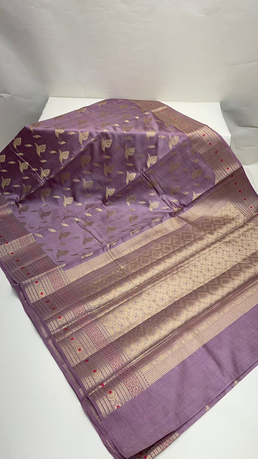 Regal Creation: Faishana Pure Silk Handloom Mauve Chiniya Silk Saree with Gold Zari Floral Booti and Minakari Zari Border with a Stunning Mauve Blouse Piece