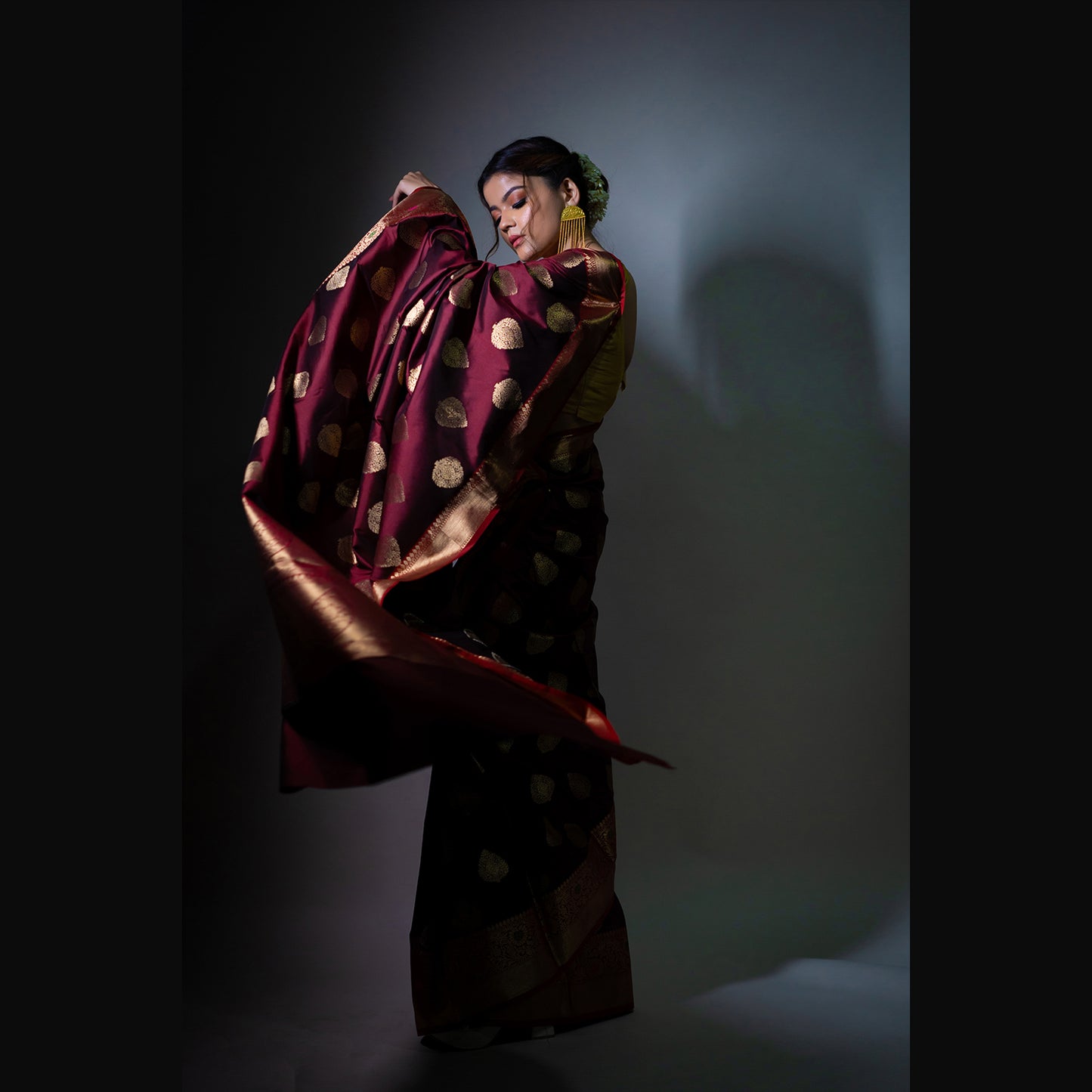 Faishana Presents Dark Brown Katan Silk Woven Gold Zari Meena Border Handloom Banarasi Saree With Maroon Blouse Piece