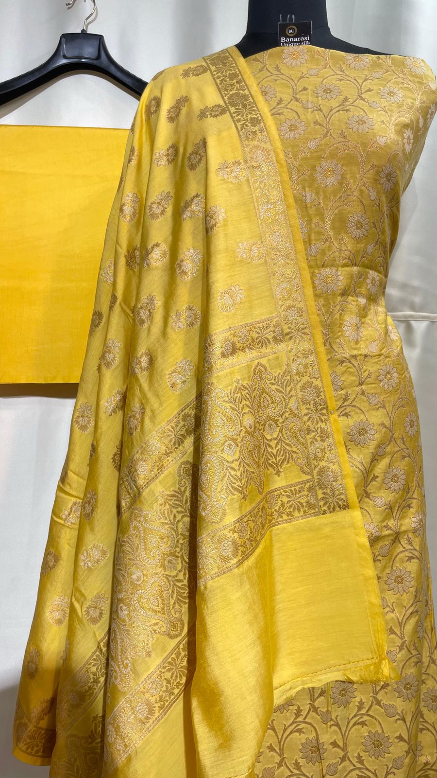 Yellow Mulberry Chiniya Silk With Floral Booti Dupatta Banarasi 3 Pcs Suit Set 1100SKL_MLC4