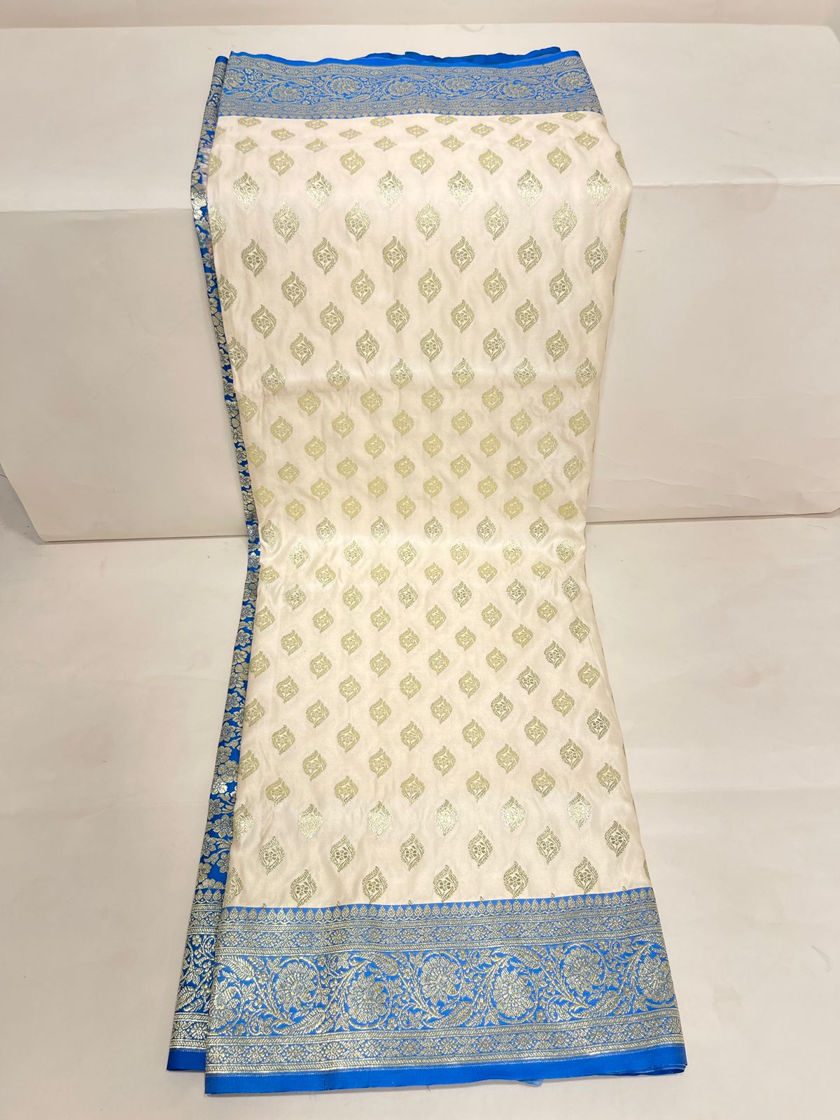 Faishana Presents Off-white Katan Silk Floral Light Gold Zari Booti with Contrast SkyBlue Floral Pallu Banarasi saree and Sky Blue Blouse