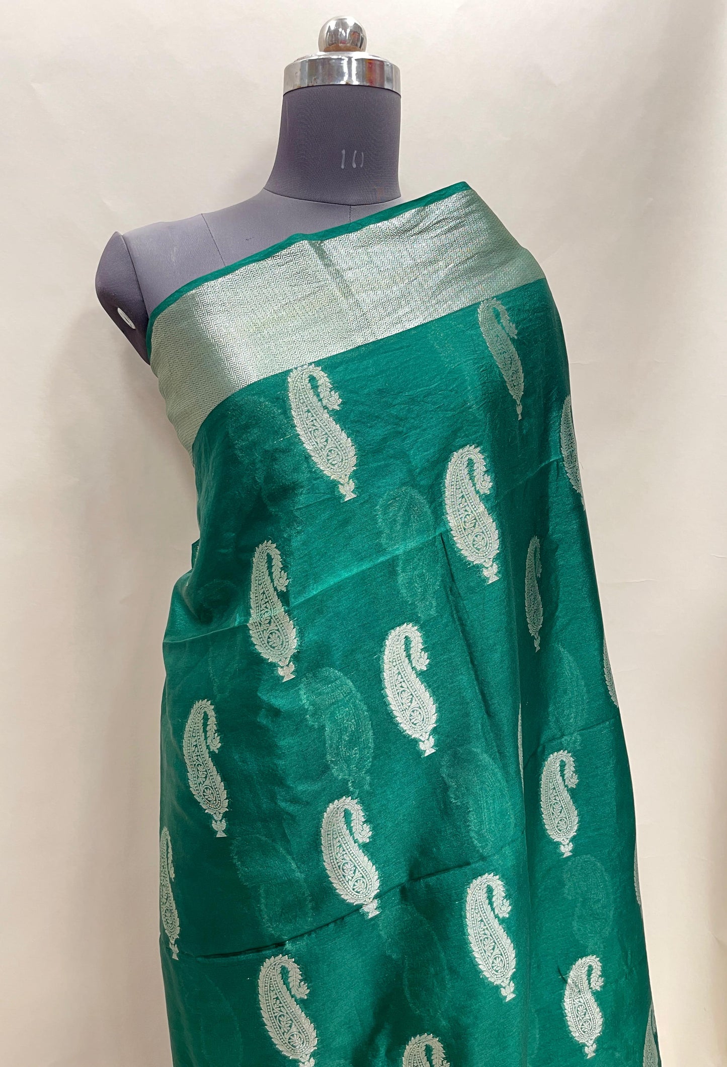 Faishana Presents Green Warm Silk Carry Boota Thos Border Banarasi Saree with Plain Blouse.