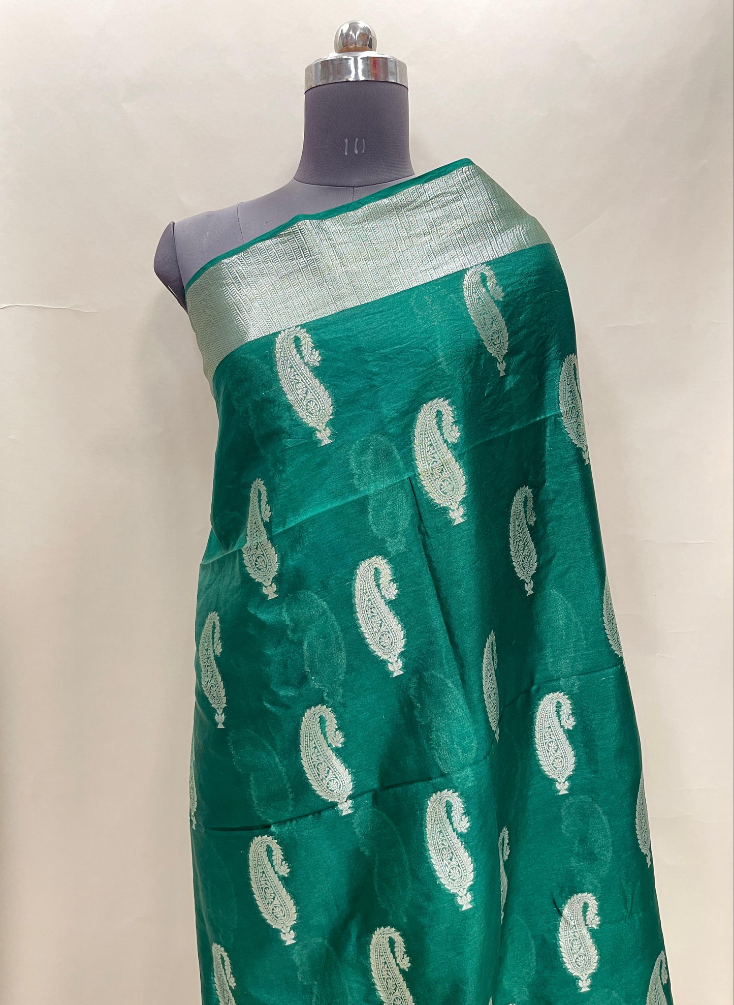 Faishana Presents Green Warm Silk Carry Boota Thos Border Banarasi Saree with Plain Blouse.