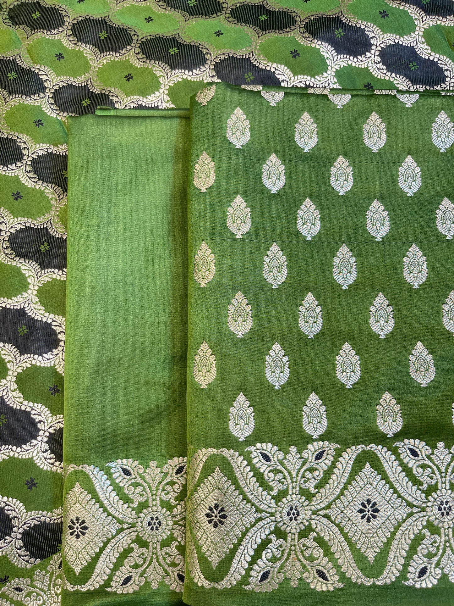 Pure Handloom Green Mashru Silk Floral Zari Booti with Rangkaat Dupatta Banarasi 3 pcs Suit Set 26AJ_MSR11