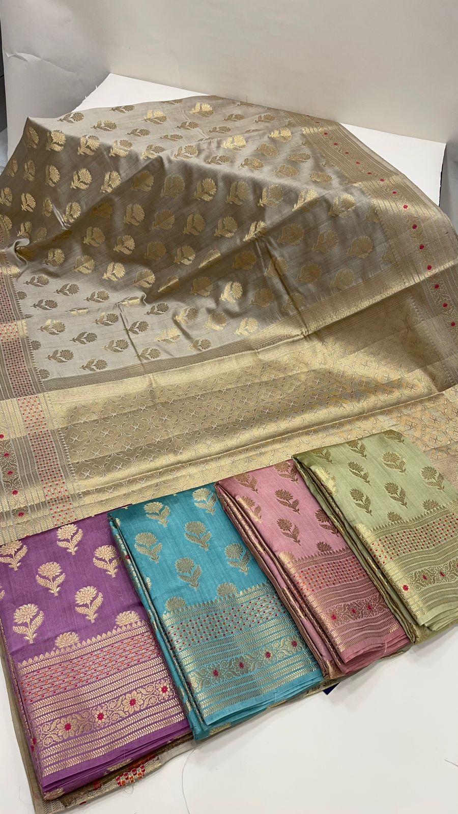 Exquisite Elegance: Faishana Pure Silk Handloom Grey Chiniya Silk Gold Floral Zari Booti with Minakari Border & Grey Blouse
