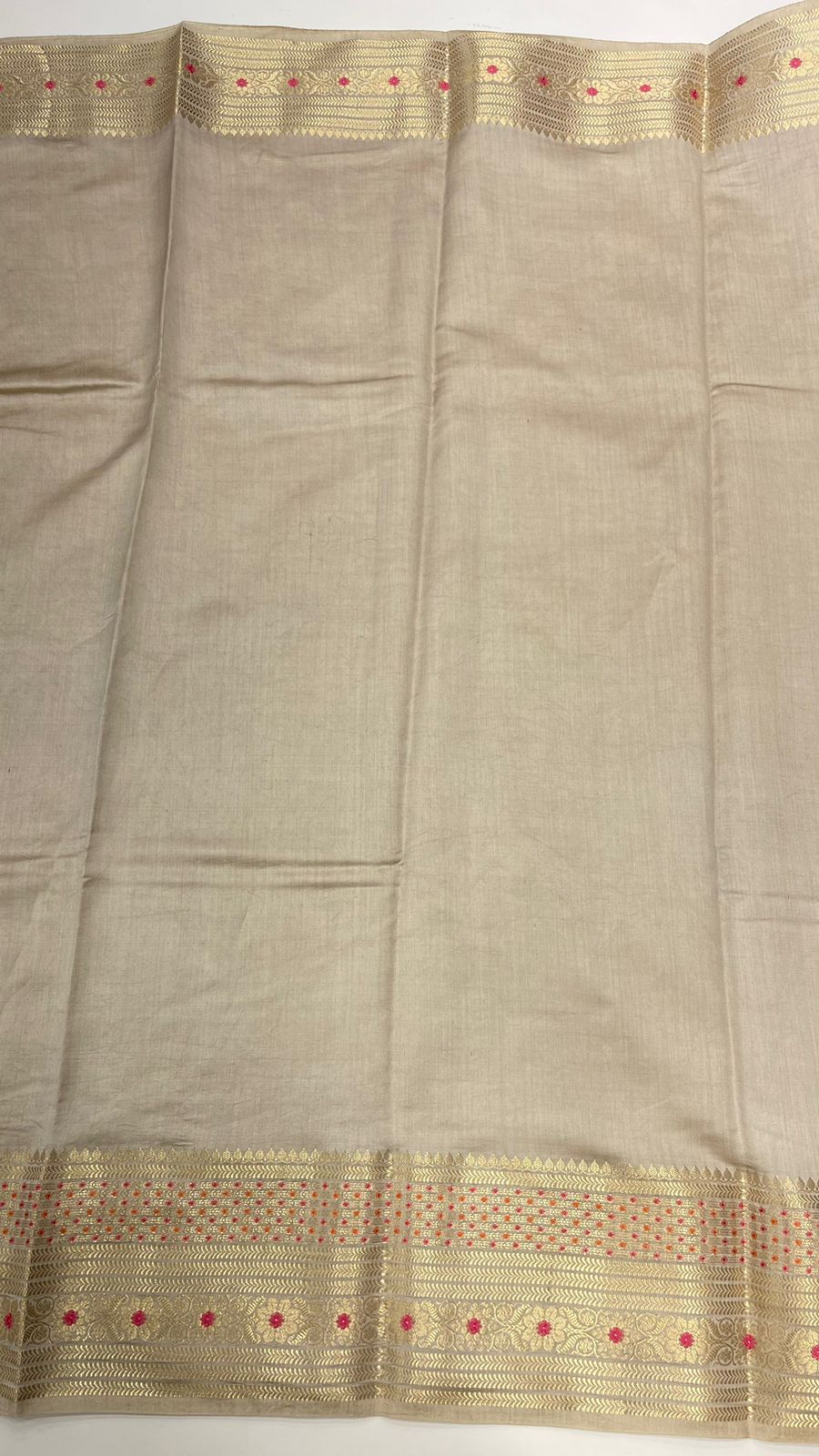 Enchanting Elegance: Faishana's Pure Silk Handloom Olive Green Chiniya Silk Gold Floral Zari Booti with Minakari Zari Border Saree