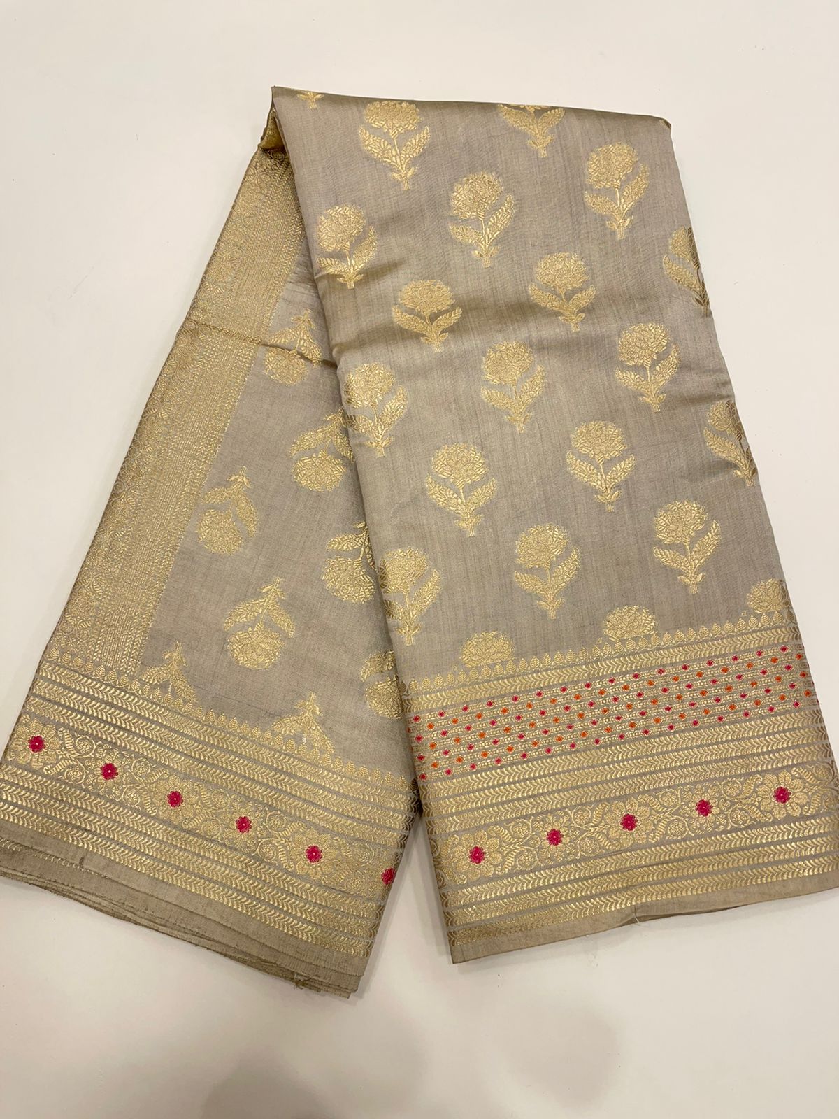 Exquisite Elegance: Faishana Pure Silk Handloom Grey Chiniya Silk Gold Floral Zari Booti with Minakari Border & Grey Blouse