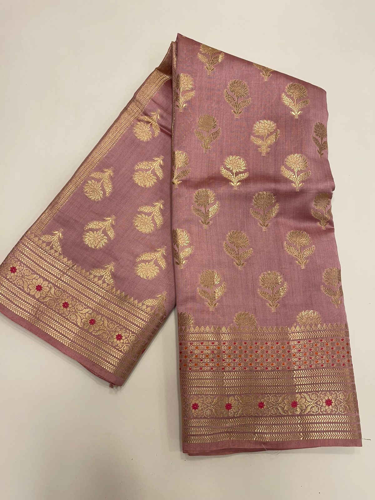 Regal Elegance: Faishana's Pure Silk Handloom Muave Chiniya Silk Gold Floral Zari Booti with Minakari Zari Border Saree and Mauve Blouse