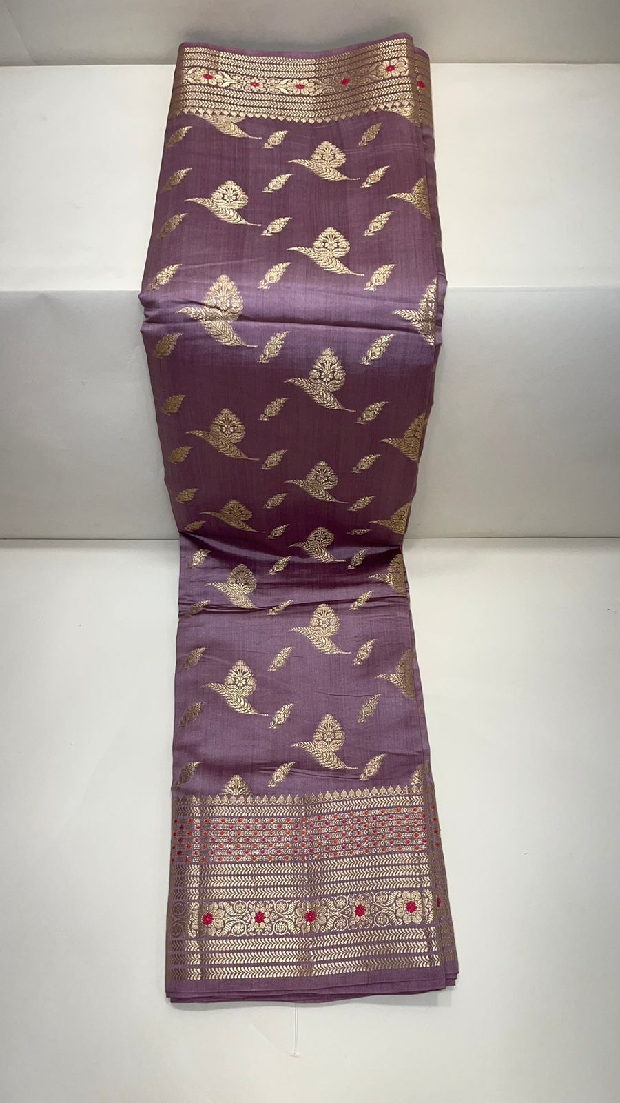 Regal Creation: Faishana Pure Silk Handloom Mauve Chiniya Silk Saree with Gold Zari Floral Booti and Minakari Zari Border with a Stunning Mauve Blouse Piece