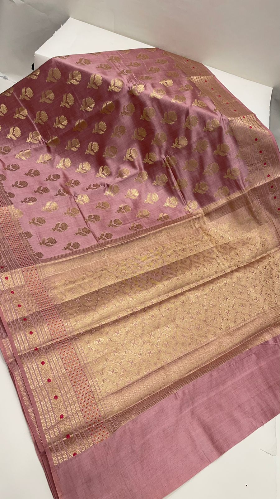 Regal Elegance: Faishana's Pure Silk Handloom Muave Chiniya Silk Gold Floral Zari Booti with Minakari Zari Border Saree and Mauve Blouse