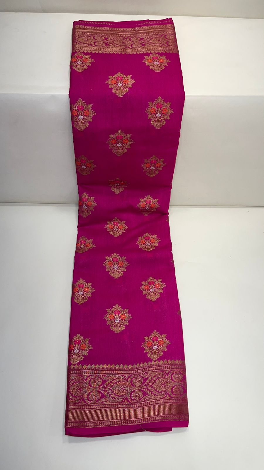 Radiant Elegance: Faishana Pure Silk Handloom Hot Magenta Munga Silk Minakari Copper Zari Booti Saree with Magenta Blouse