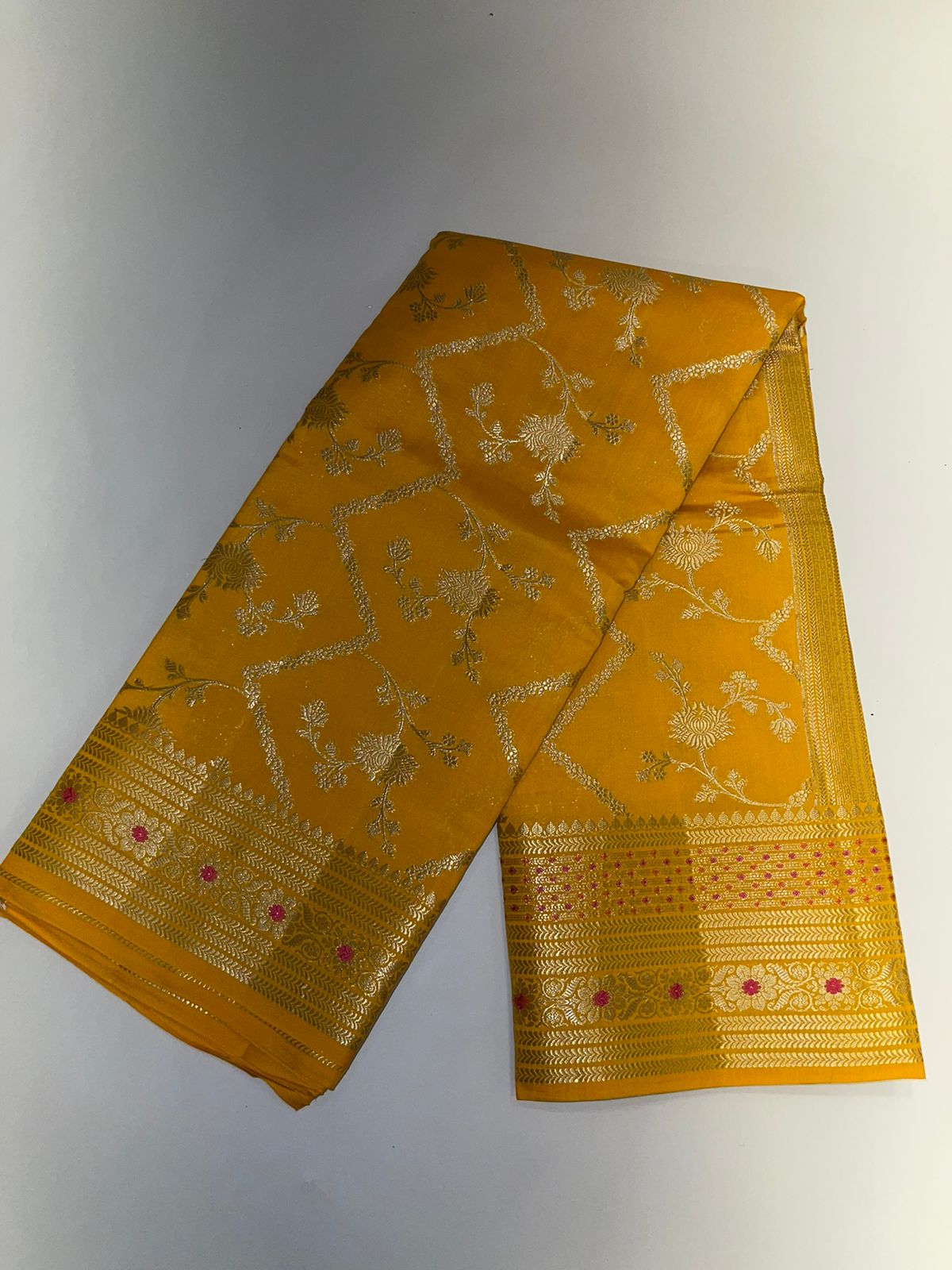 Golden Elegance: Faishana's Exquisite Pure Silk Handloom Gold Chiniya Silk Zari Tilfi Jaal Zig-Zag Saree with Minakari Zari Border and Gold Blouse