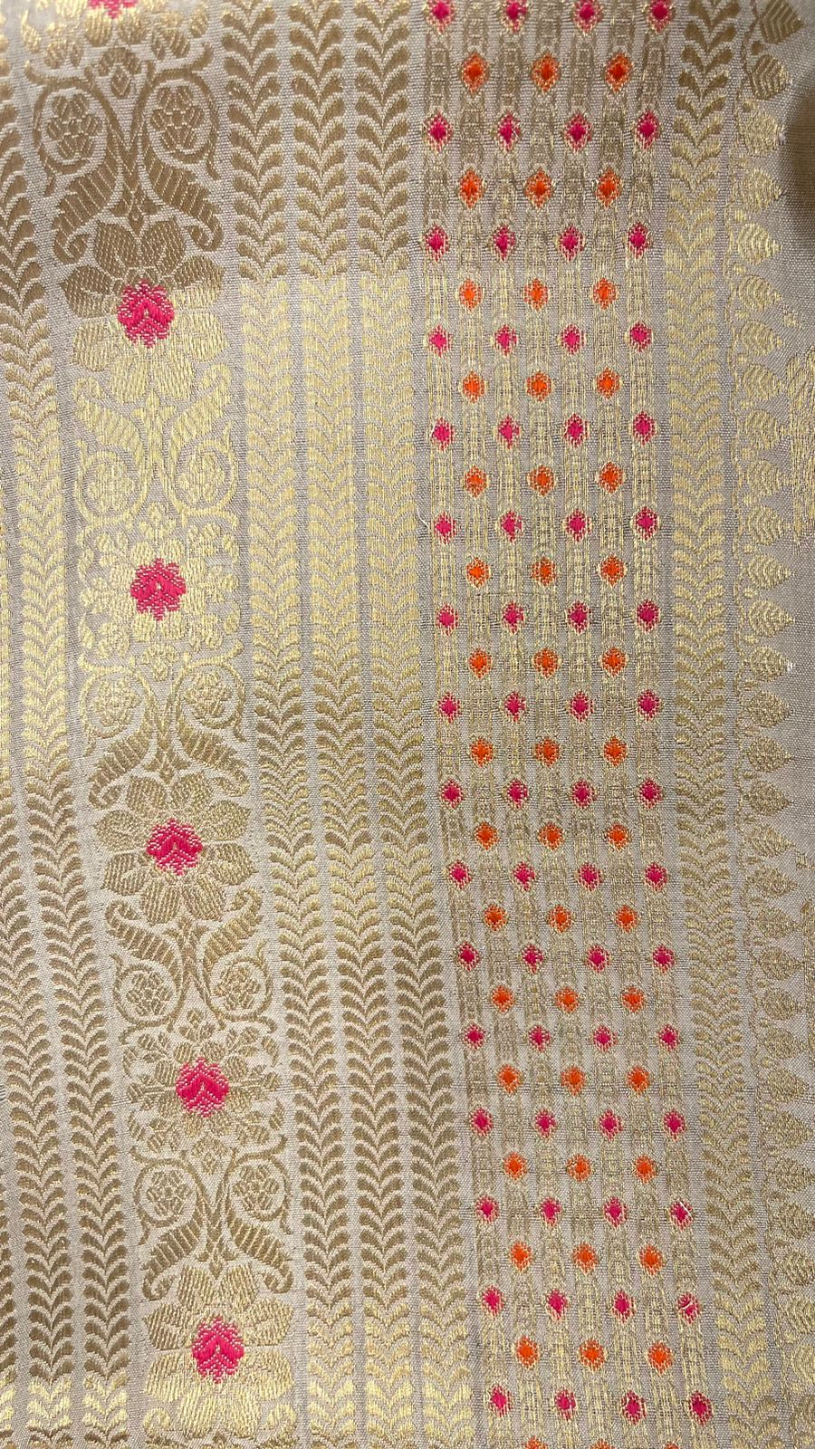 Exquisite Elegance: Faishana Pure Silk Handloom Grey Chiniya Silk Gold Floral Zari Booti with Minakari Border & Grey Blouse