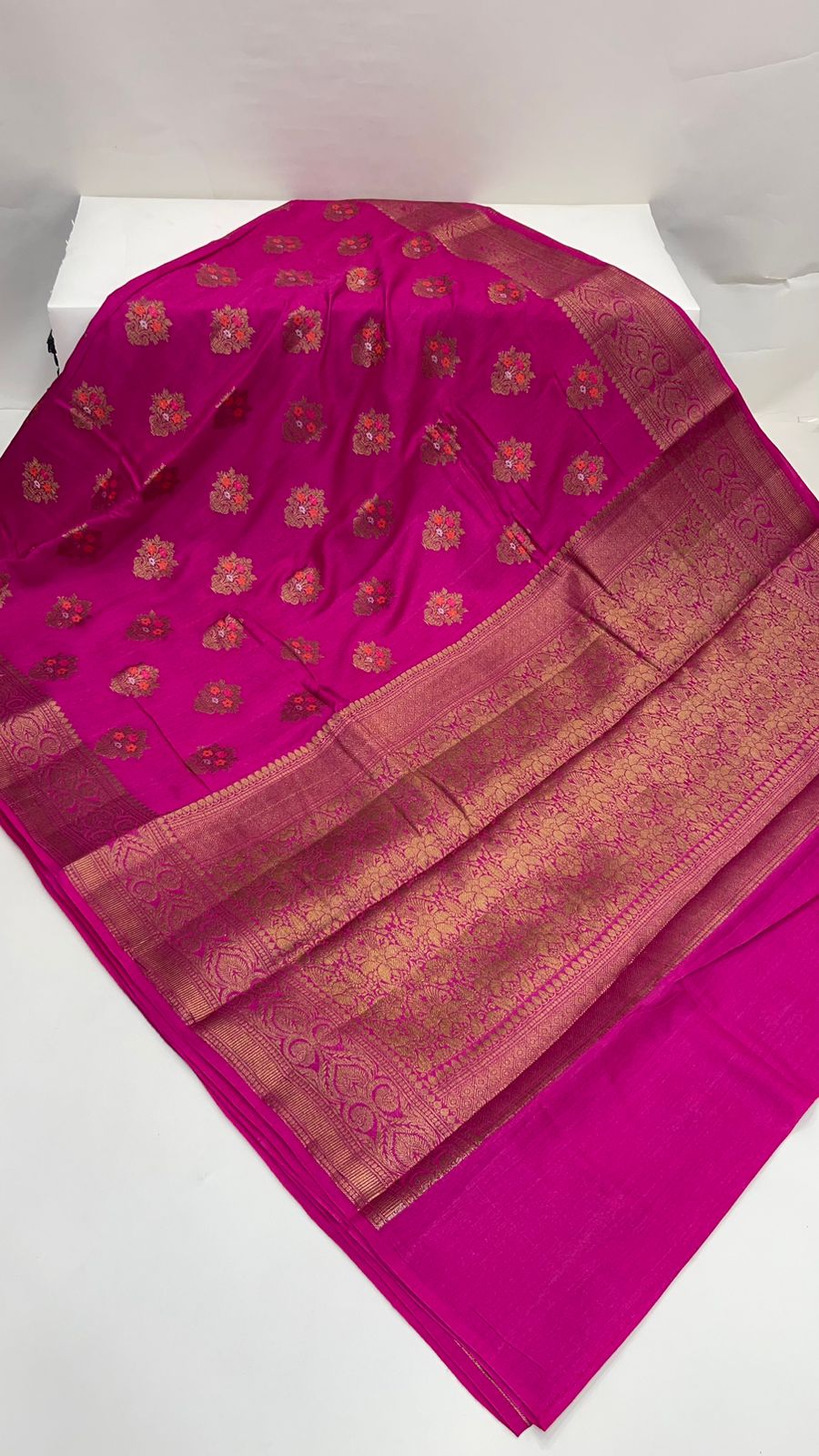 Radiant Elegance: Faishana Pure Silk Handloom Hot Magenta Munga Silk Minakari Copper Zari Booti Saree with Magenta Blouse