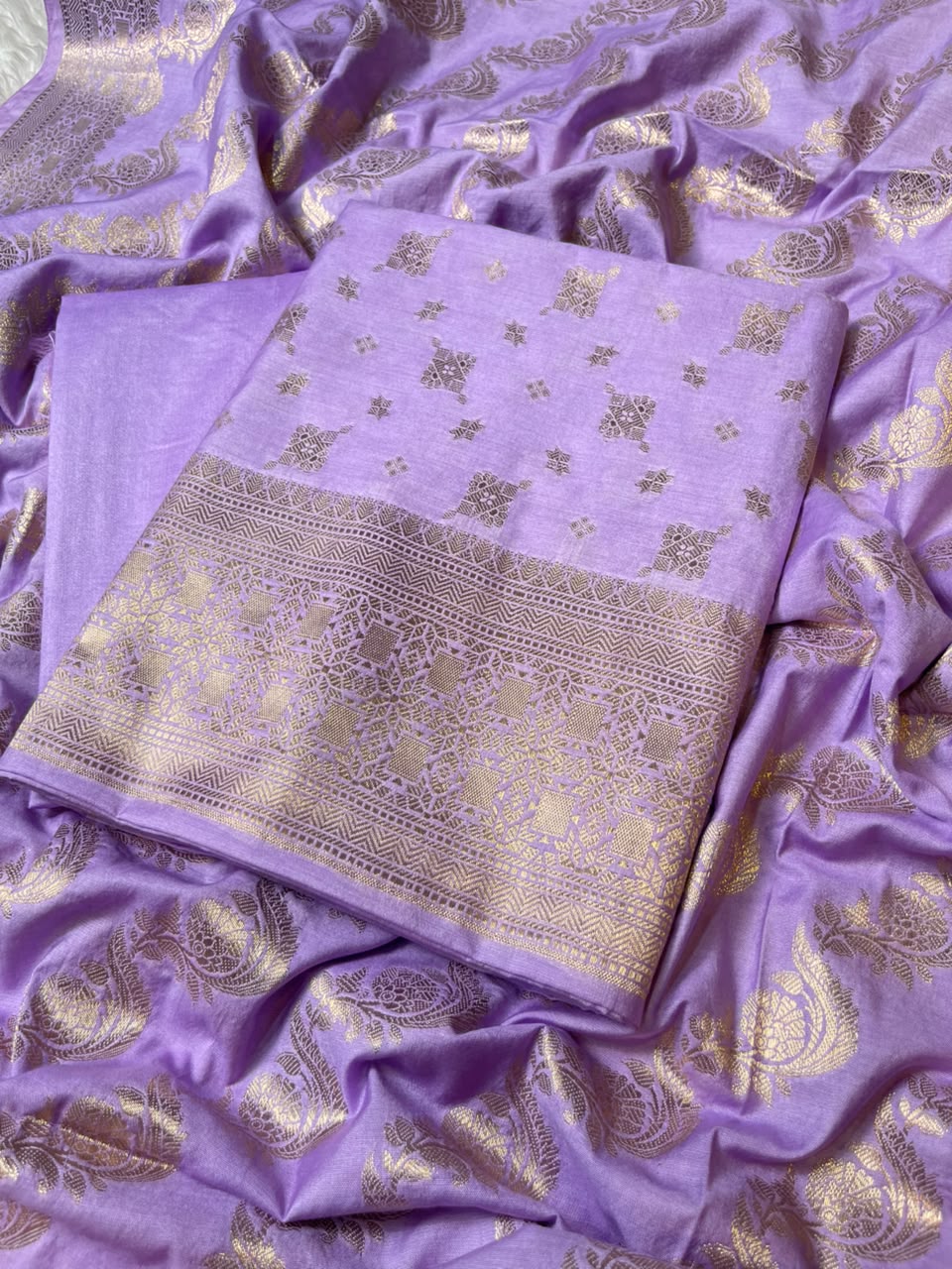 Lavander Semi Chiniya Silk Floral Zari Booti Banarasi Suit with Lehriya Jaal Dupatta 125DAN_SC10