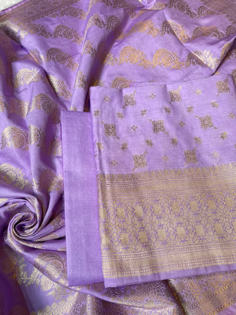 Lavander Semi Chiniya Silk Floral Zari Booti Banarasi Suit with Lehriya Jaal Dupatta 125DAN_SC10