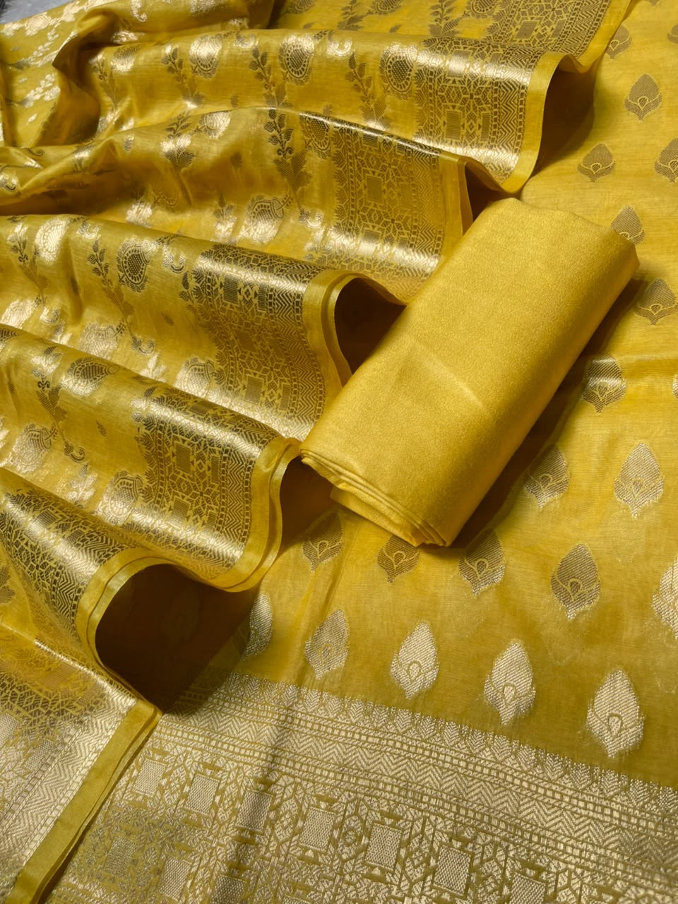 Light Yellow Semi Chiniya Silk Floral Zari Booti Banarasi Suit with Lehriya Jaal Dupatta 125DAN_SC3