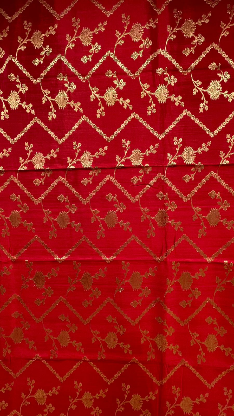 Ravishing Elegance: Faishana's Pure Silk Handloom Red Pure Chiniya Silk Tilfi Zari Jaal Zig-Zag with Minakari Zari Border &amp; Red Blouse Piece