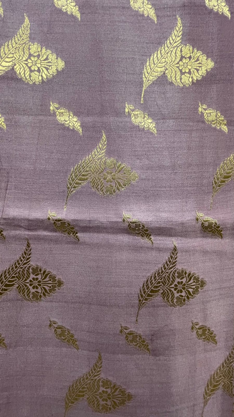 Regal Creation: Faishana Pure Silk Handloom Mauve Chiniya Silk Saree with Gold Zari Floral Booti and Minakari Zari Border with a Stunning Mauve Blouse Piece