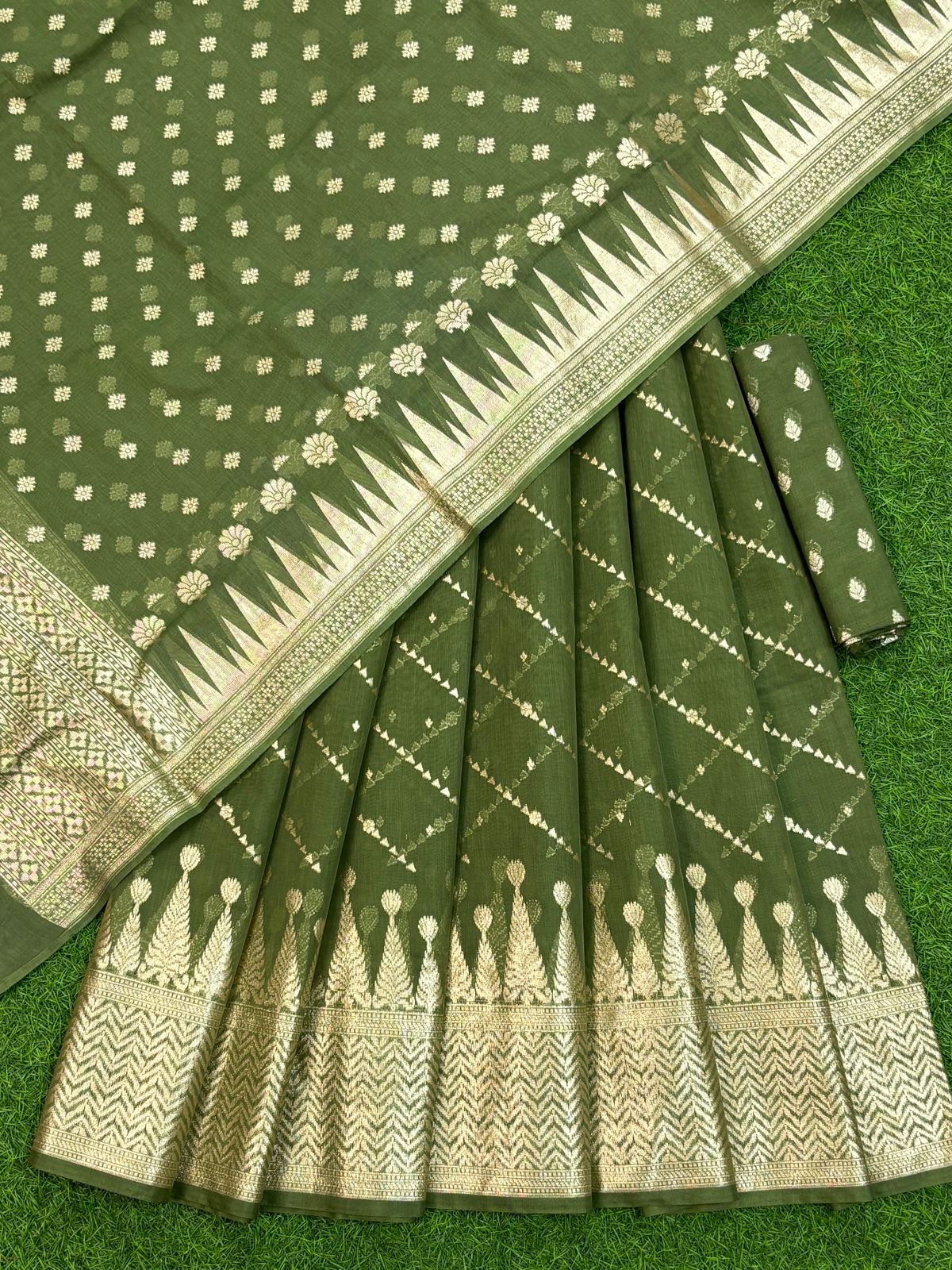 Green Banarasi Chanderi Lehenga With Skirt Border And Zari Booti Dupatta 250PNJ_LNG11