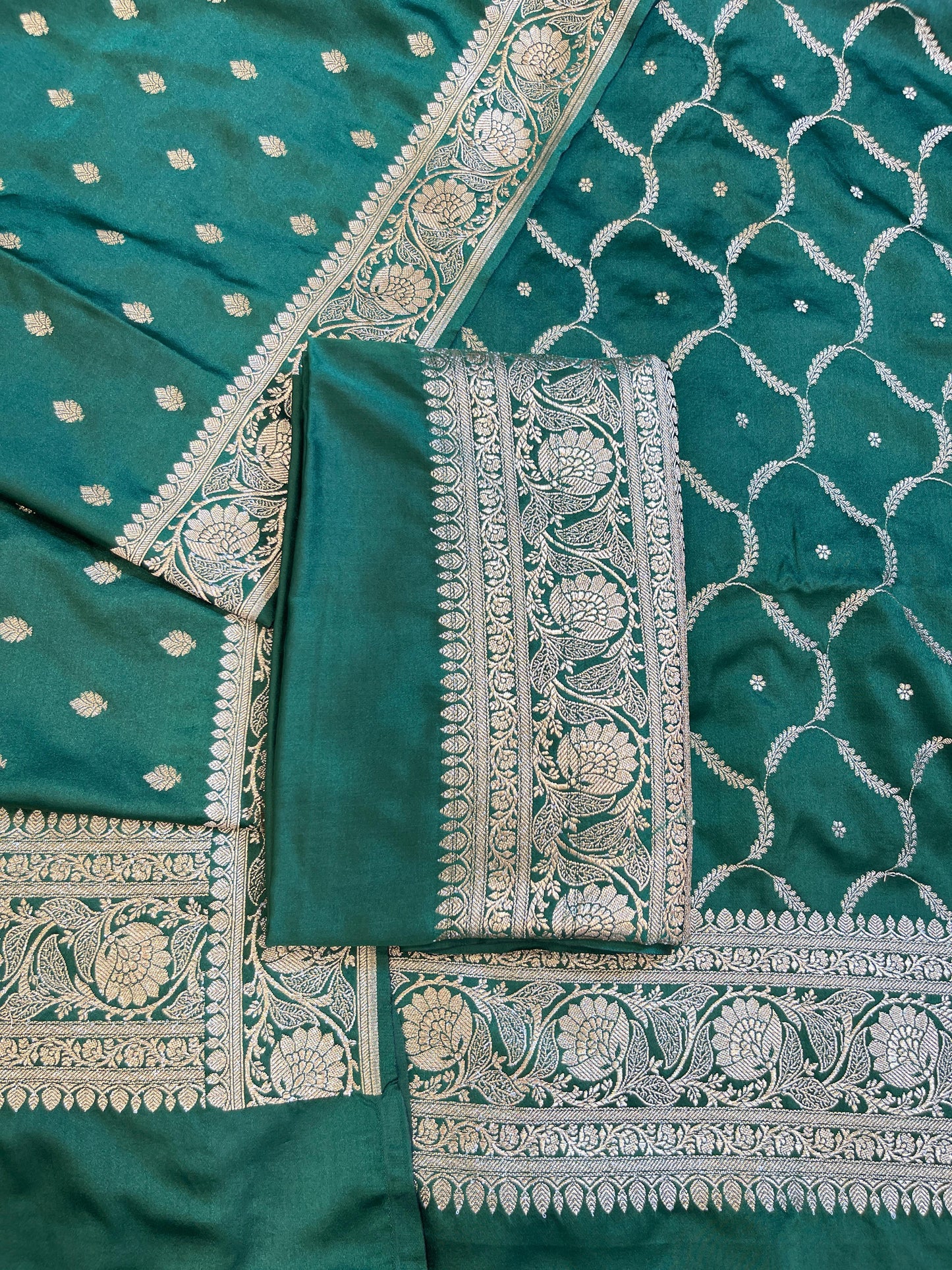 Green Premium Handloom Floral Zari Dyable Booti Banarasi Suit 30AJ_MSR37