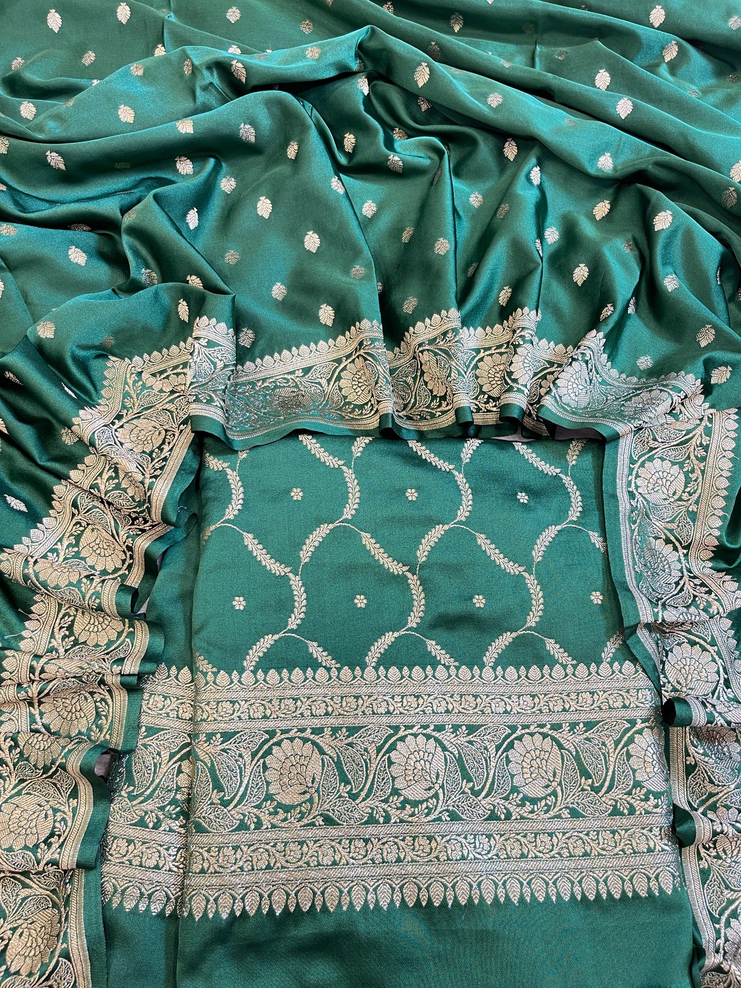 Green Premium Handloom Floral Zari Dyable Booti Banarasi Suit 30AJ_MSR37