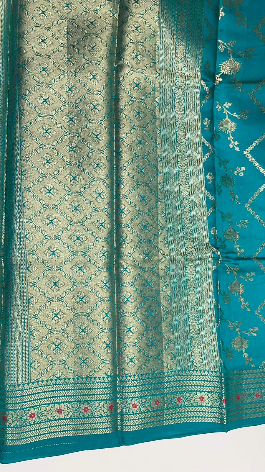 Oceanic Elegance: Faishana's Pure Silk Handloom Sea Green Pure Chiniya Silk Tilfi Zari Jaal Zig-Zag Saree with Minakari Zari Border with Sea Green Blouse Piece