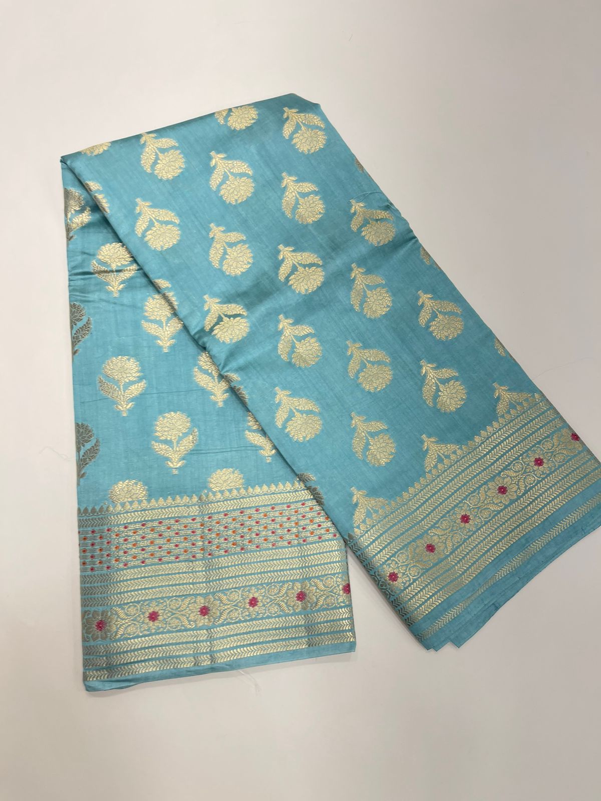 Seamless Elegance: Faishana's Exquisite Seagreen Chiniya Silk Gold Floral Zari Booti and Minakari Zari Border Saree