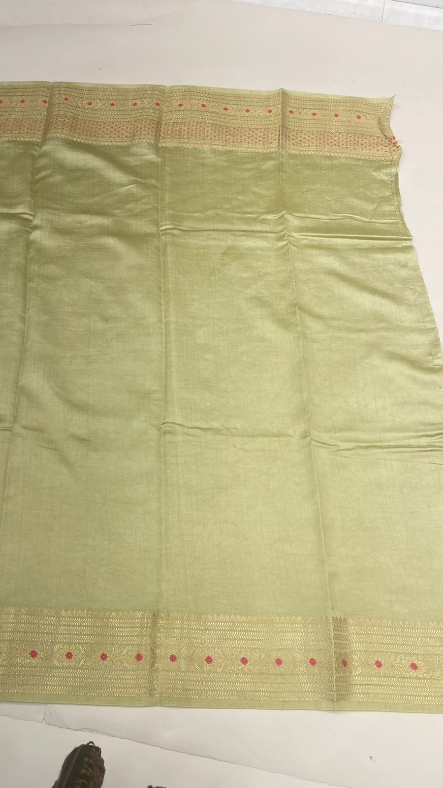 Enchanting Elegance: Faishana's Pure Silk Handloom Olive Green Chiniya Silk Gold Floral Zari Booti with Minakari Zari Border Saree