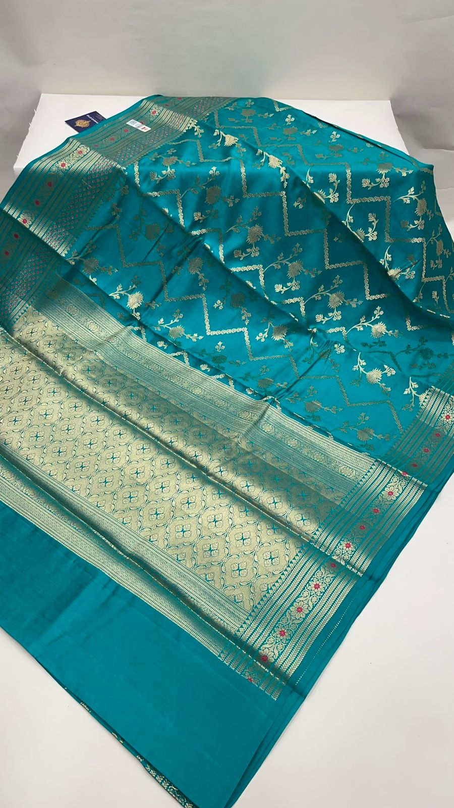Oceanic Elegance: Faishana's Pure Silk Handloom Sea Green Pure Chiniya Silk Tilfi Zari Jaal Zig-Zag Saree with Minakari Zari Border with Sea Green Blouse Piece