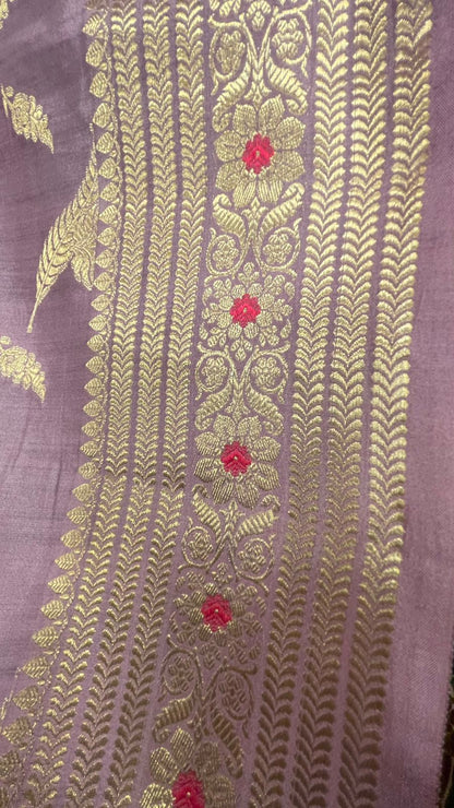 Regal Creation: Faishana Pure Silk Handloom Mauve Chiniya Silk Saree with Gold Zari Floral Booti and Minakari Zari Border with a Stunning Mauve Blouse Piece