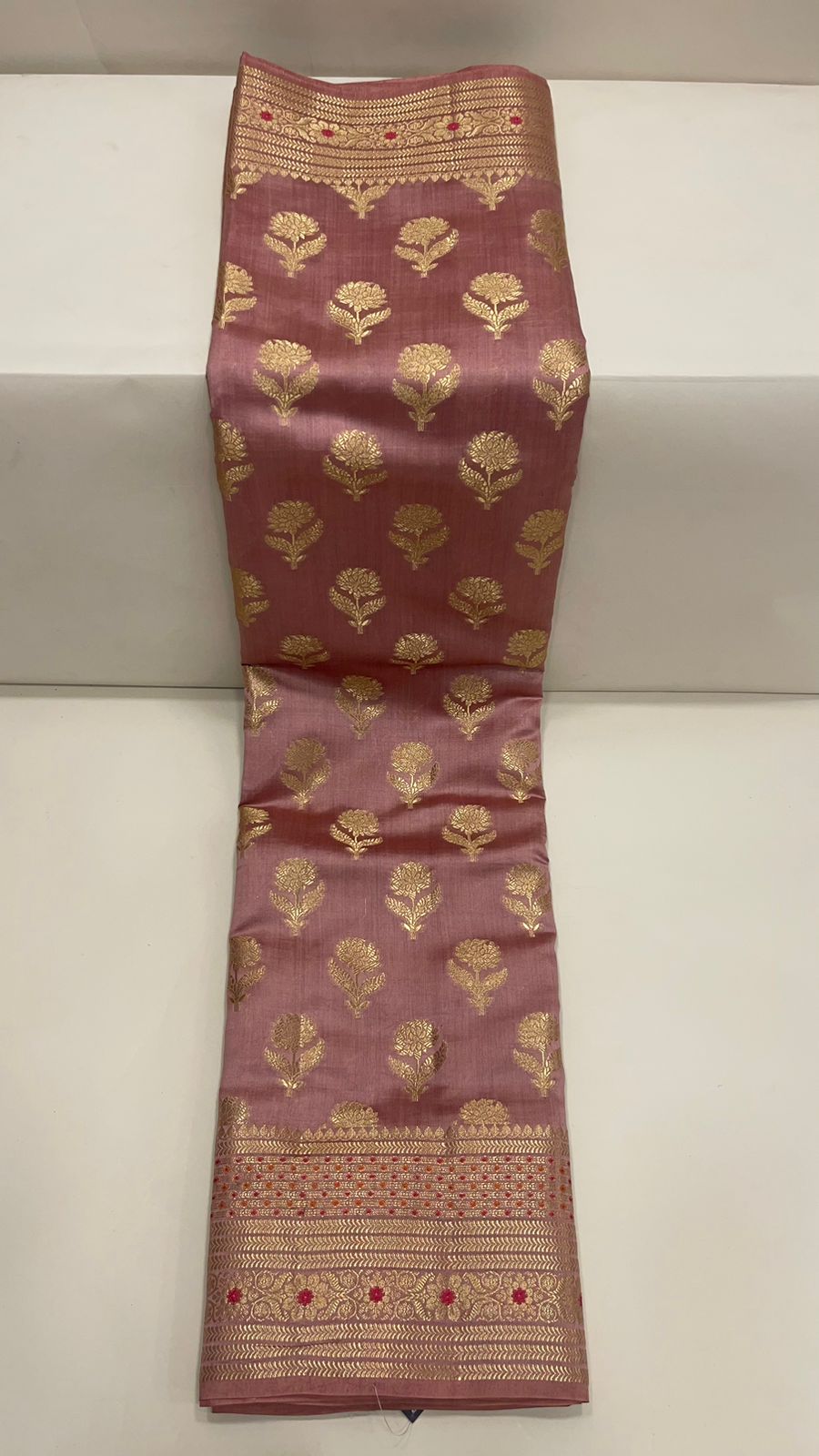 Regal Elegance: Faishana's Pure Silk Handloom Muave Chiniya Silk Gold Floral Zari Booti with Minakari Zari Border Saree and Mauve Blouse
