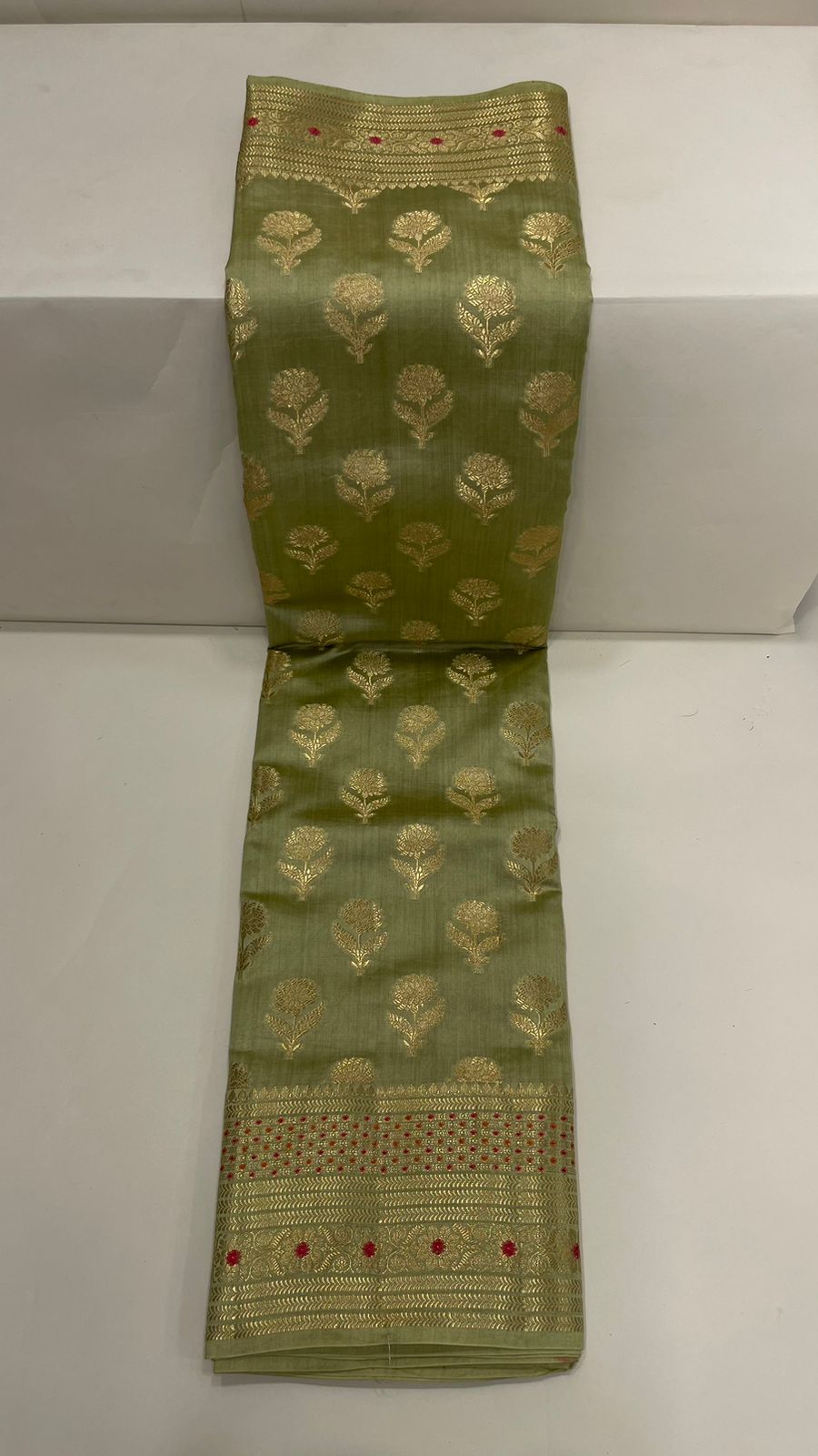 Enchanting Elegance: Faishana's Pure Silk Handloom Olive Green Chiniya Silk Gold Floral Zari Booti with Minakari Zari Border Saree
