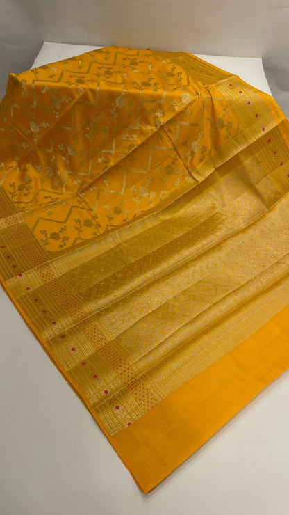 Golden Elegance: Faishana's Exquisite Pure Silk Handloom Gold Chiniya Silk Zari Tilfi Jaal Zig-Zag Saree with Minakari Zari Border and Gold Blouse
