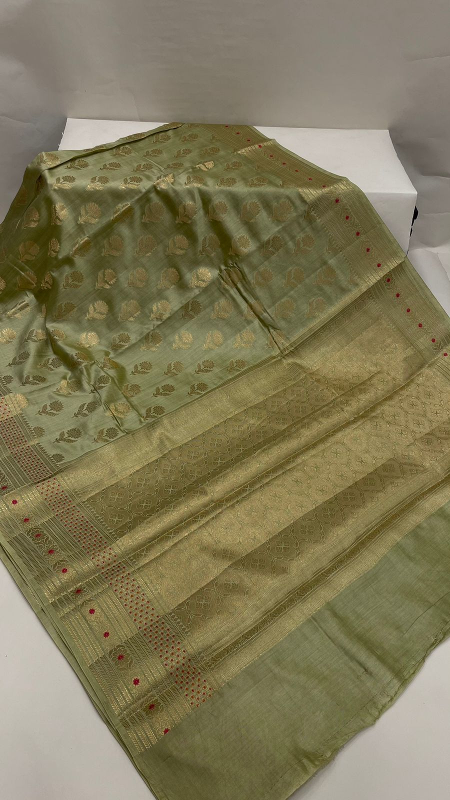 Enchanting Elegance: Faishana's Pure Silk Handloom Olive Green Chiniya Silk Gold Floral Zari Booti with Minakari Zari Border Saree
