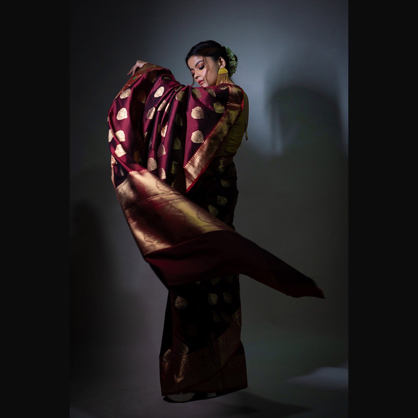 Faishana Presents Dark Brown Katan Silk Woven Gold Zari Meena Border Handloom Banarasi Saree With Maroon Blouse Piece