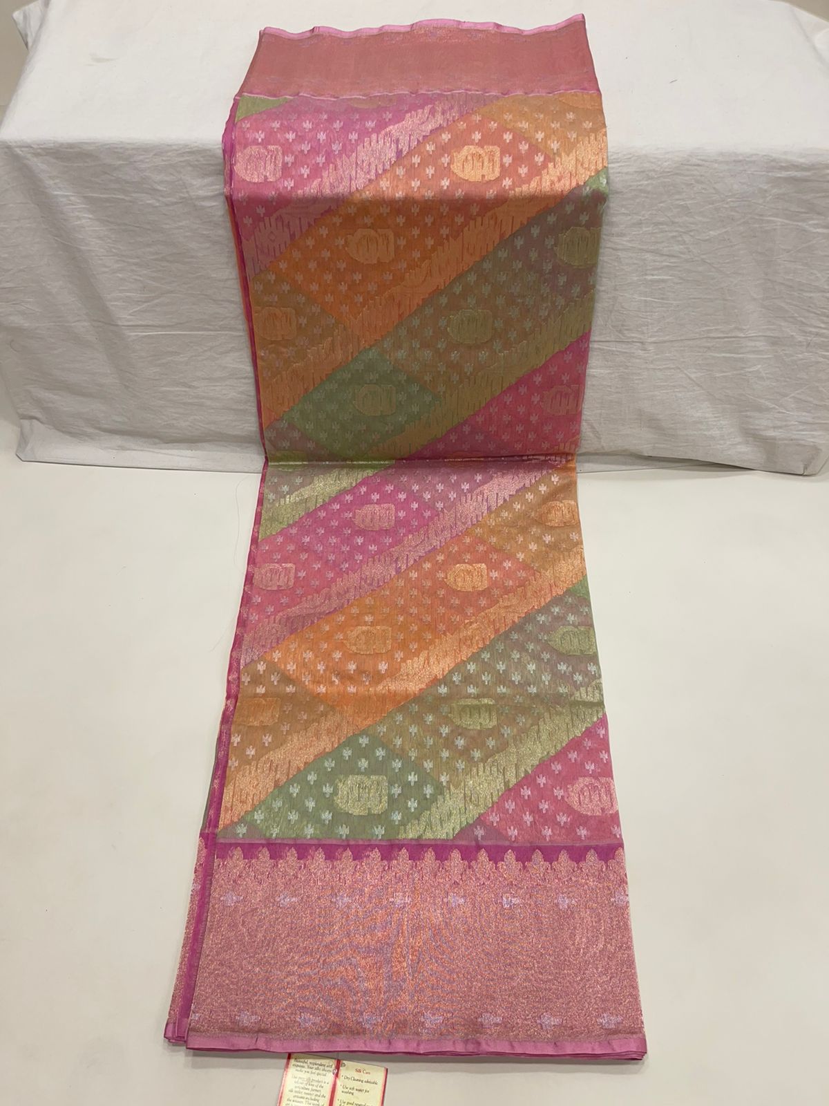Faishana Pure Silk Handloom Kora Rangkaat Kadhwa Aada Booti with Tested Zari with Pink Kadhwa Blouse Banarasi Saree