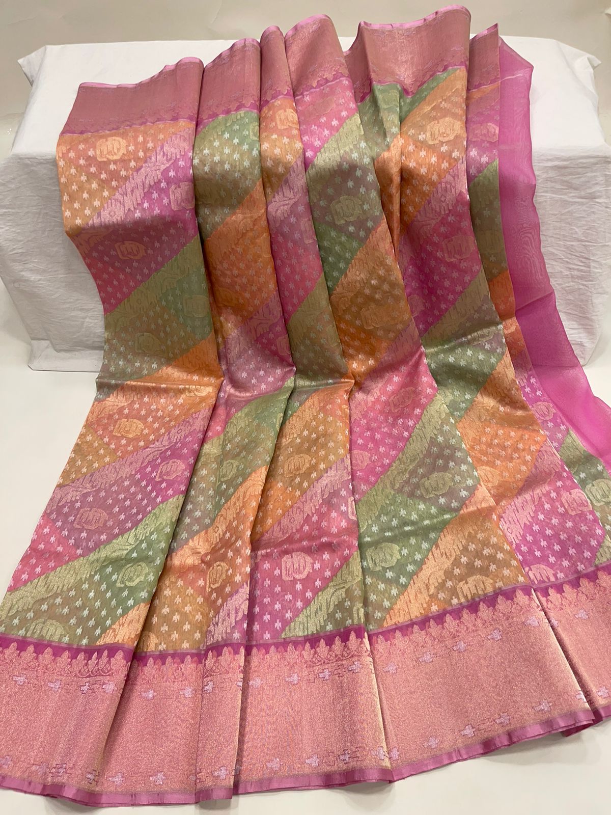Faishana Pure Silk Handloom Kora Rangkaat Kadhwa Aada Booti with Tested Zari with Pink Kadhwa Blouse Banarasi Saree