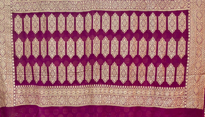 Radiant Threads: Faishana's Pure Silk Handloom Pink Khaddi Georgette Kadhwa Zari Booti Adorned in Kadhwa Magenta Pallu & Blouse