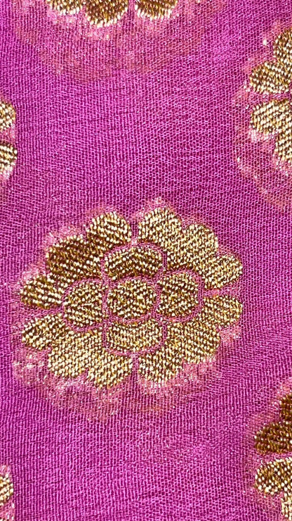 Radiant Threads: Faishana's Pure Silk Handloom Pink Khaddi Georgette Kadhwa Zari Booti Adorned in Kadhwa Magenta Pallu & Blouse
