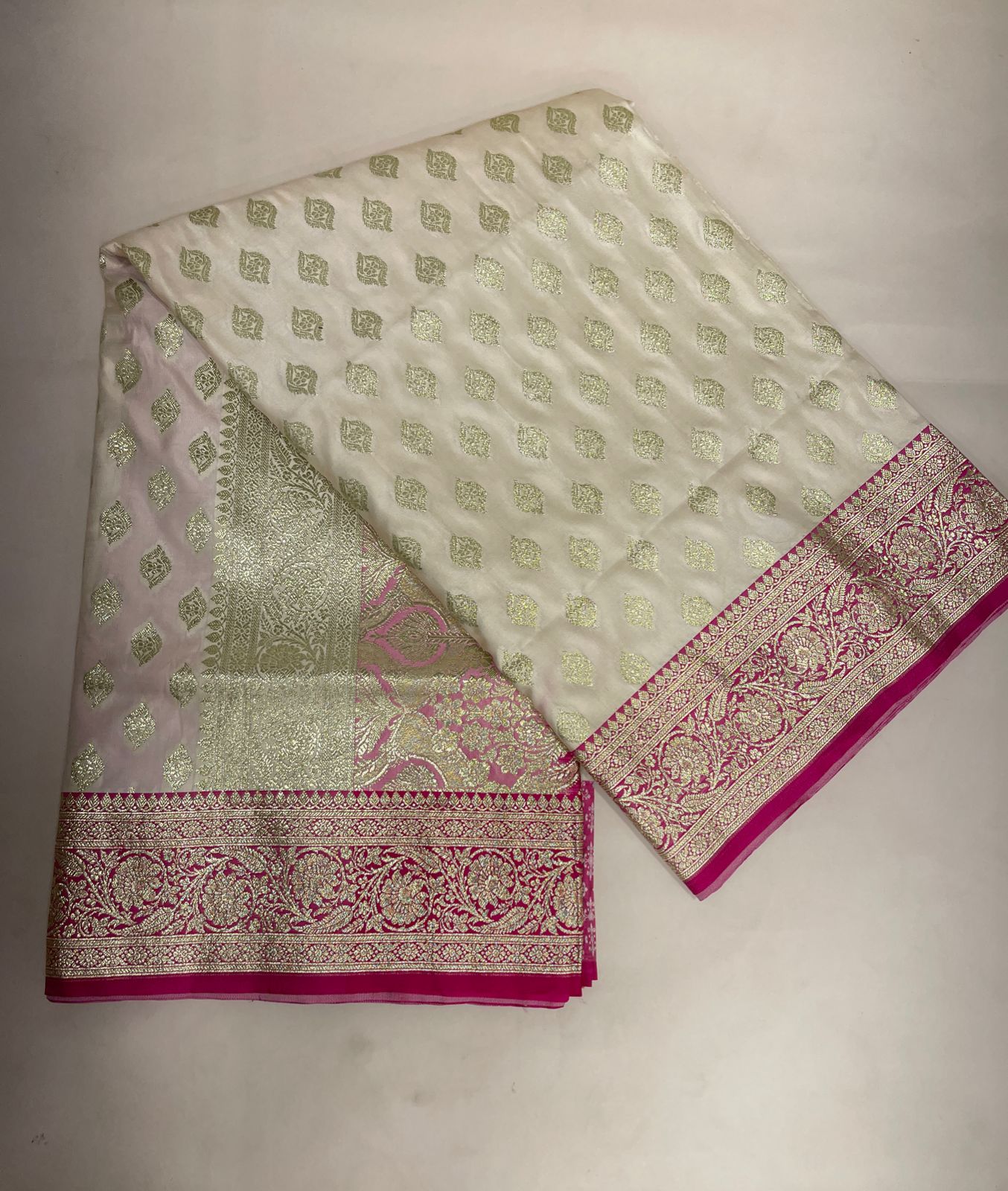 Faishana Presents Off-White Katan Silk Floral Light Gold Zari Booti with Contrast Magenta Floral Pallu Banarasi saree and Magenta Blouse