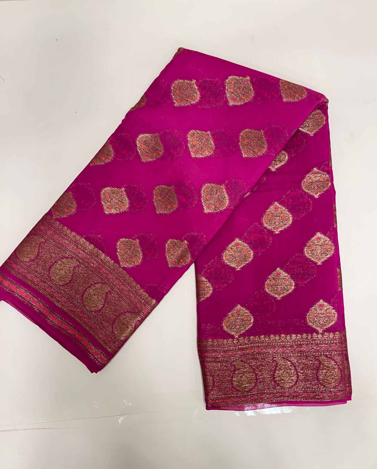 Faishana Pure Handloom Magenta Chiffon Floral Mina Copper Zari Booti with Paisley Mina Zari Border with Magenta Blouse&nbsp;