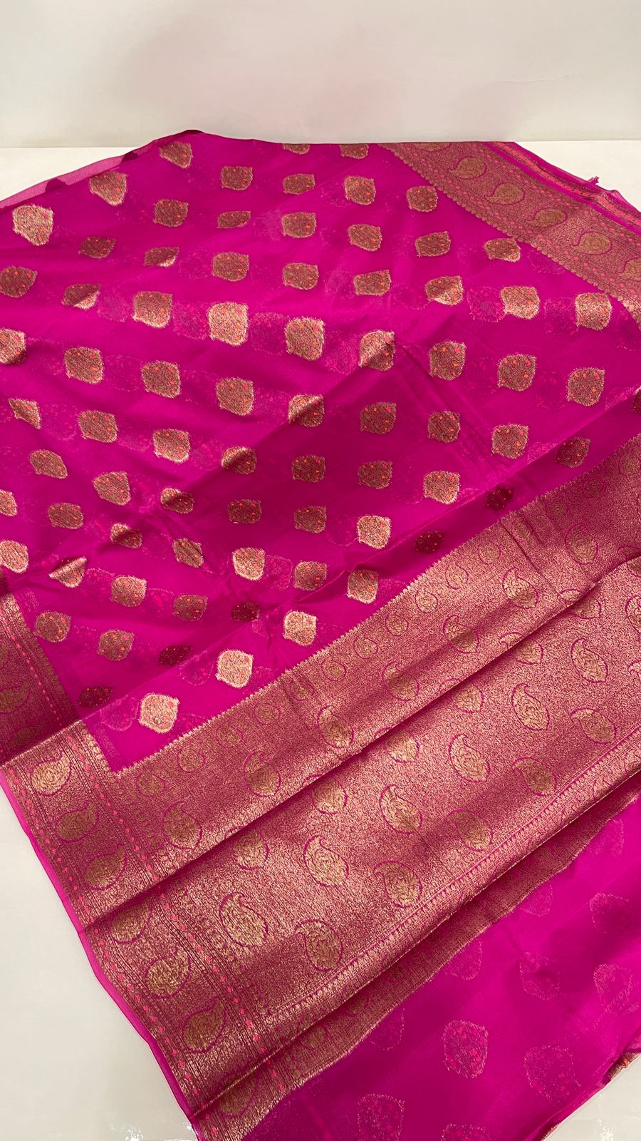 Faishana Pure Handloom Magenta Chiffon Floral Mina Copper Zari Booti with Paisley Mina Zari Border with Magenta Blouse&nbsp;